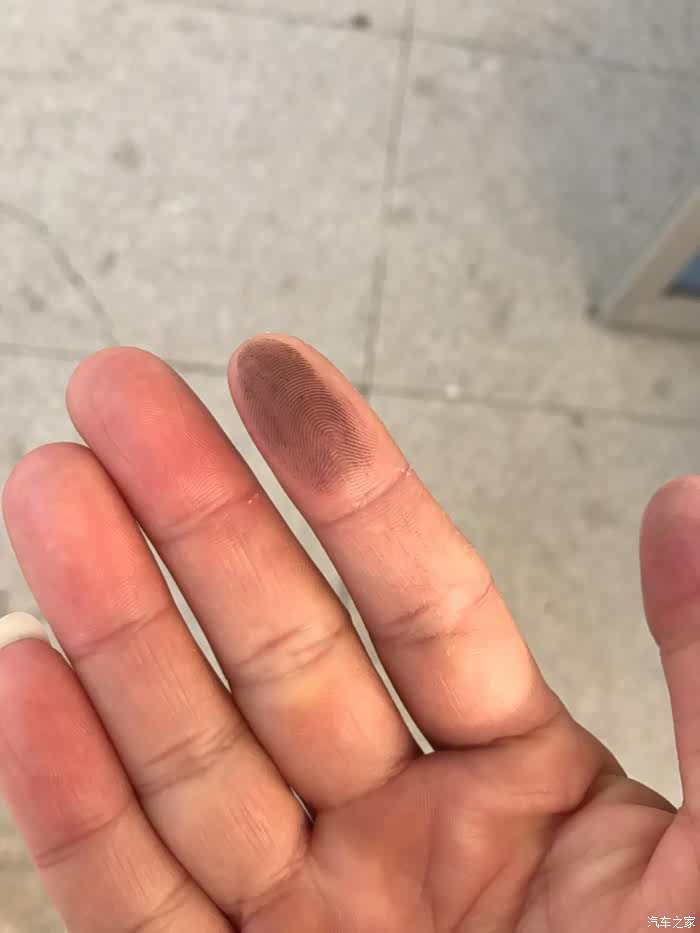 各位帮忙看看这排气黑的正常吗