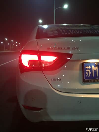 七字形尾灯晚上亮起来感觉很不错