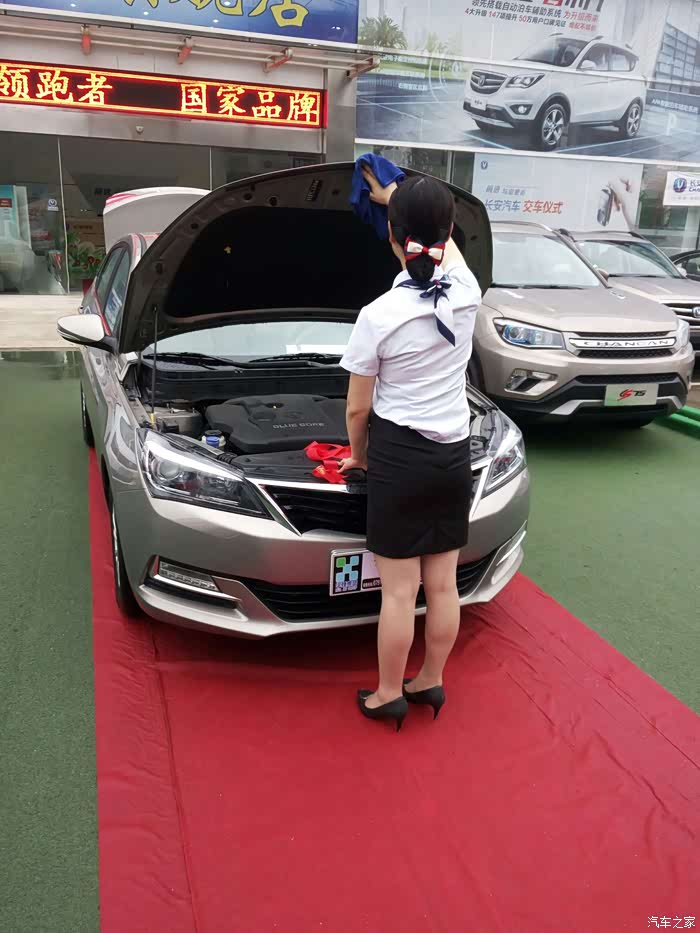 销售顾问还是认真的在准备车辆,每一个角落的灰尘都擦的干干净净.