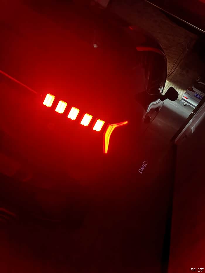 地上依稀可见的迎宾灯