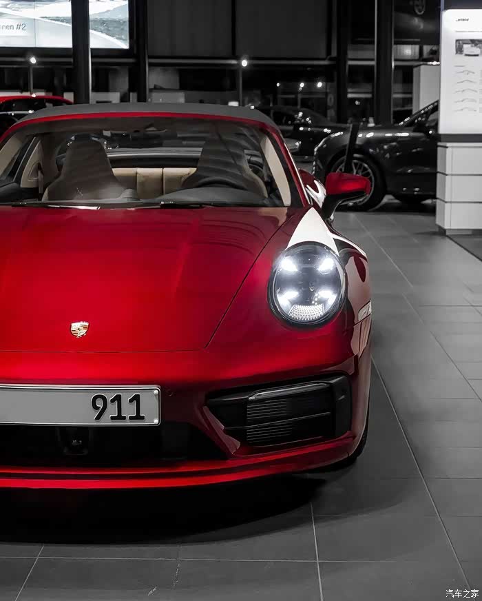 红色的保时捷porsche911圆圆的车灯精美的车钥匙