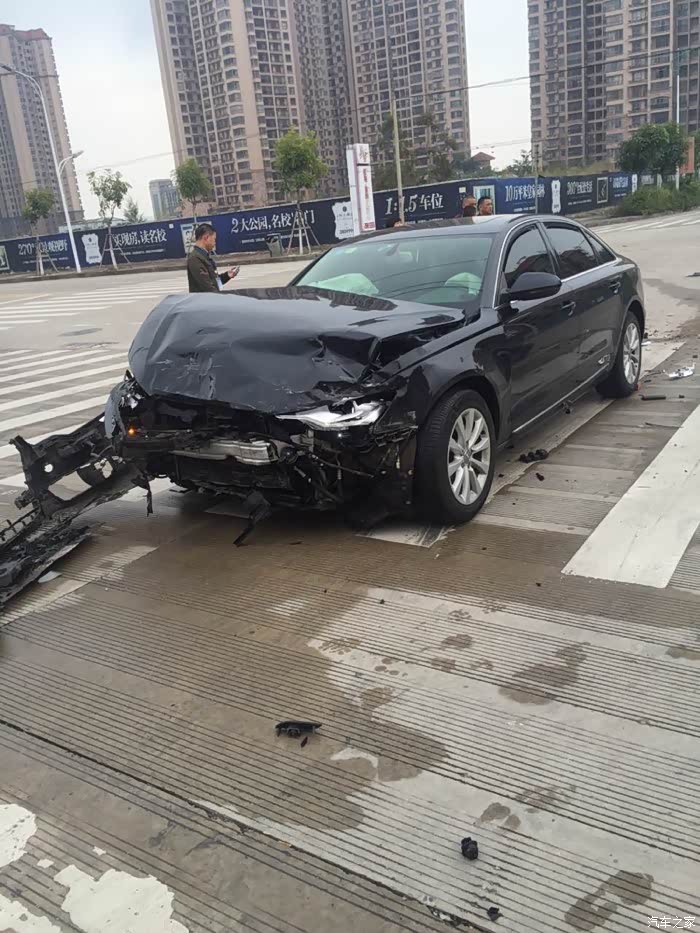 【图】看到出车祸了,希望大家开车都小心_奥迪a6l论坛_汽车之家论坛