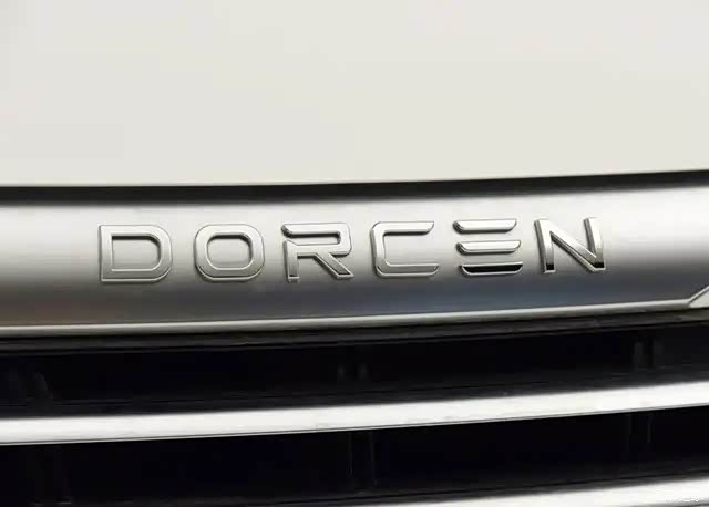 上方宽大的饰条镶嵌了dorcen品牌logo