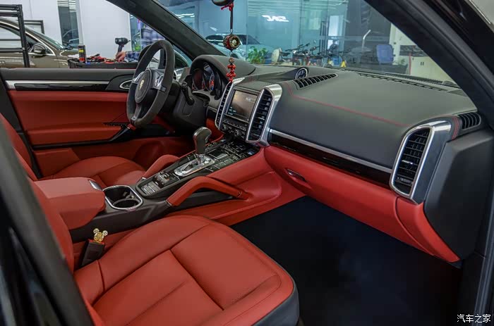 卡宴米色内饰升级红色内饰nappa皮,alcantara翻毛皮棚顶.