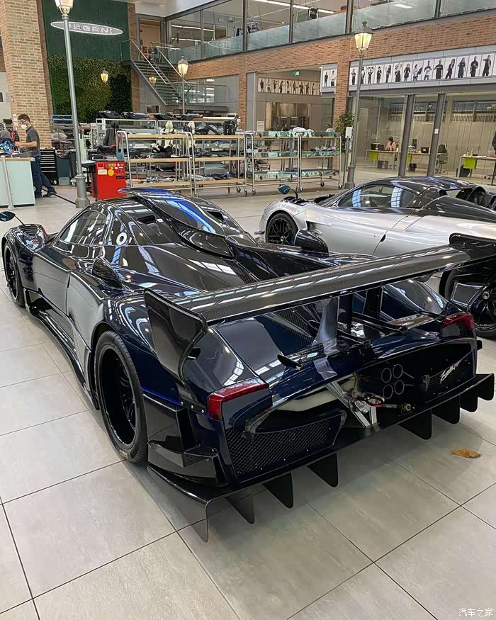 这款帕加尼真是美极了,那金色的轮毂真是炫酷,车头设计很独特.