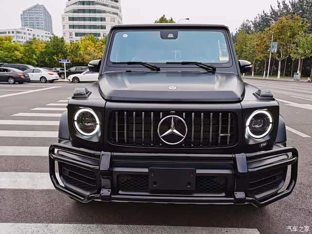 新款奔驰g级亮相!哑光黑外观4.0t三把锁,新外观真霸气