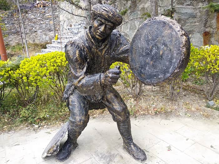 羌族祭祀敲鼓的雕塑.