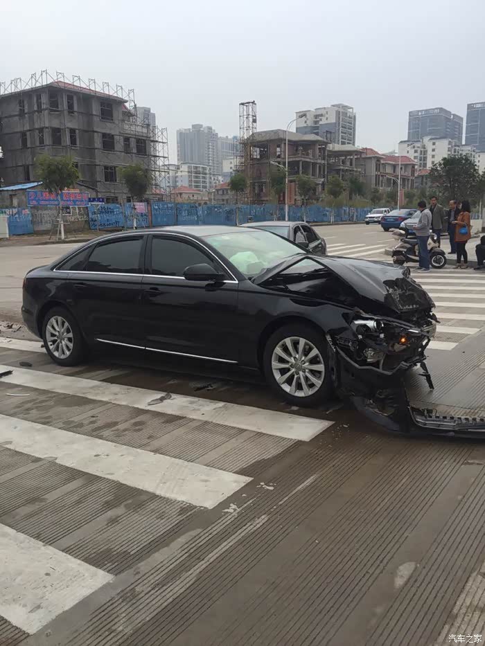 【图】看到出车祸了,希望大家开车都小心_奥迪a6l论坛_汽车之家论坛