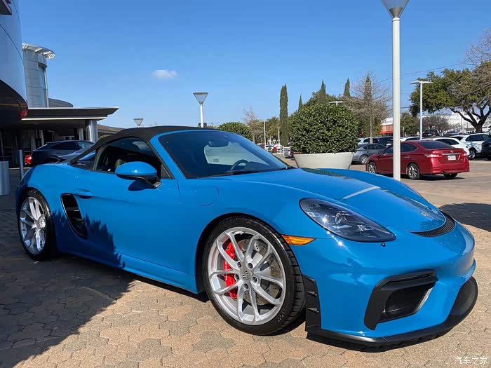 蓝色的保时捷,这般造型真是时尚与独特相结合,这样的风格好期待