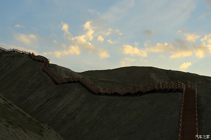 独山子泥火山上的栈道