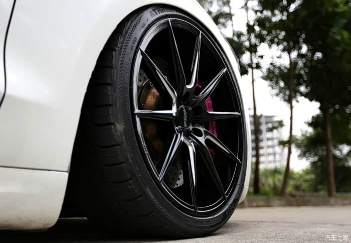 白色蒙迪欧大动刀改了19寸轮毂刹车气动避震型到爆