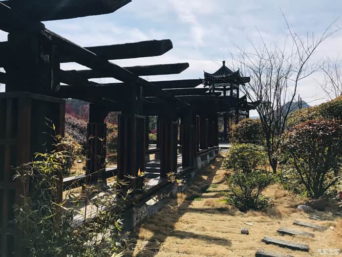 感觉这个南山就是用了很多铁路元素,枕木,火车