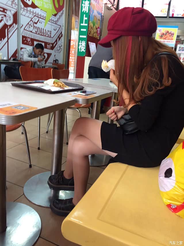 偷拍两张吃薯条的丝袜小姑娘