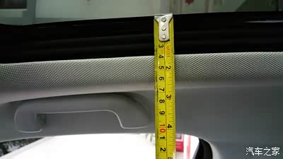 天窗厚度,约6厘米.如果没有天窗,车内头部空间至少能增长4厘米.