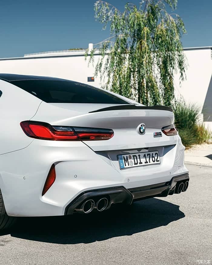 白色的宝马m8competitiongrancoup帅