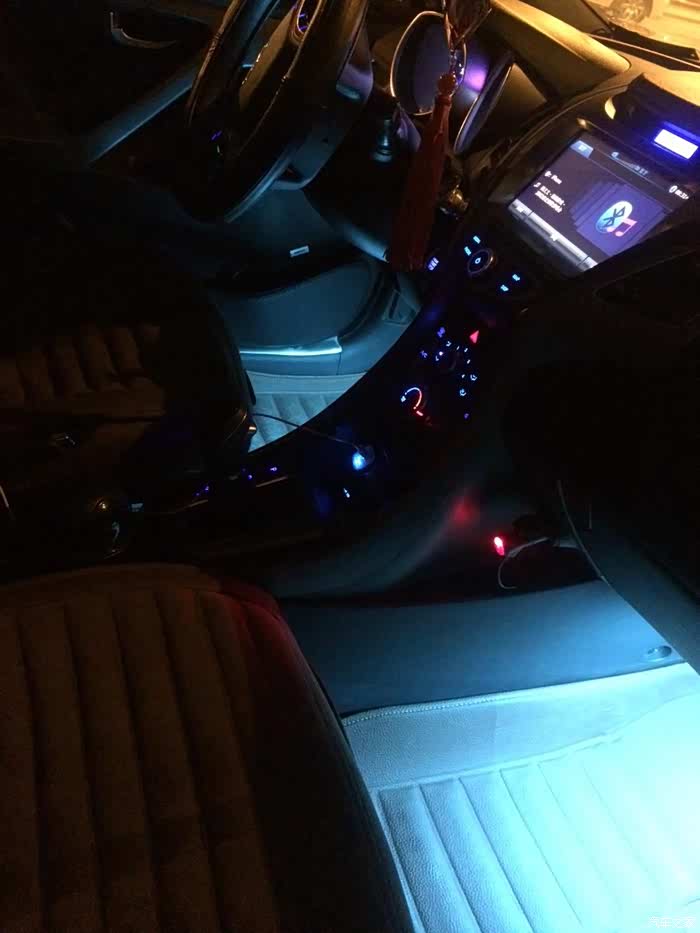 朗动内饰氛围灯改装冰蓝色