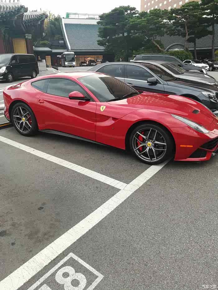 侧面看法拉利,轮毂真