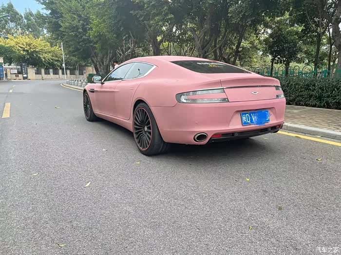 粉色的阿斯顿马丁aston martin,红色的座椅舒服,香
