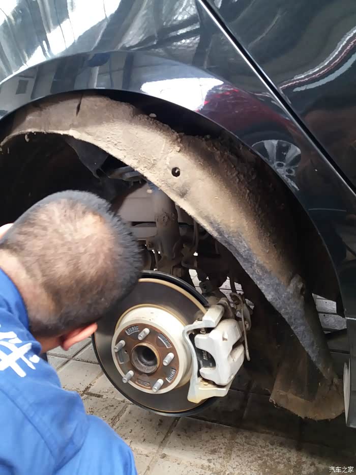 维修师傅正在拆掉轮拱内衬罩.