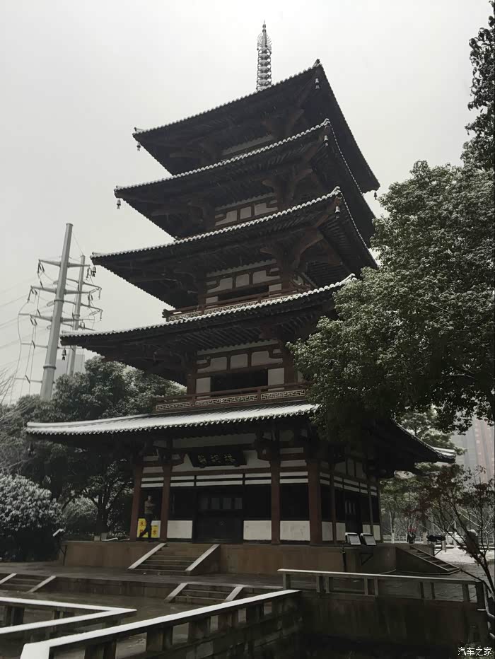 柴胡塔下早起的老人已经在锻炼身体啦