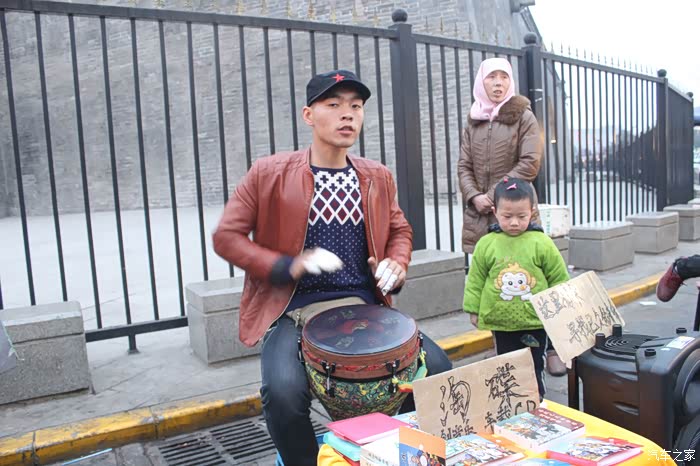 回民街的卖艺人