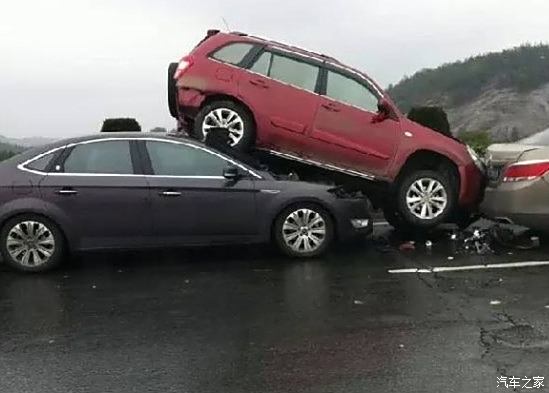 沃爾沃追尾紙糊車