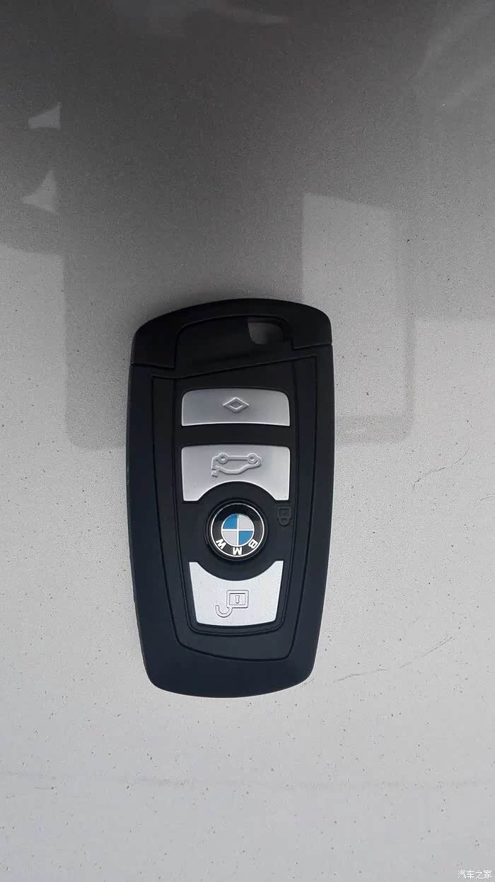 钥匙上有个菱形的按键是啥?(钥匙在论坛找的)如图