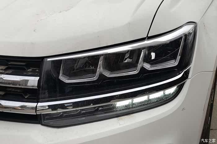 led大灯,晚上特别亮,而且光线还照的很远.