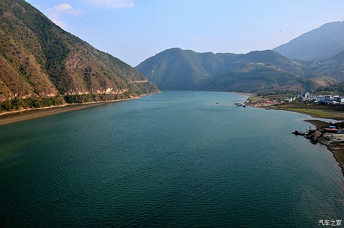 澜沧江百里长湖美景,上游有小湾电站,下游有漫湾电站,水蓄得满满的,高