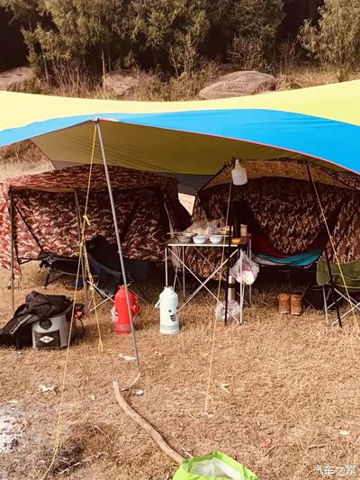先把小帐篷撑起,晚上冷了还可以暖暖身,开水也的备齐,朋友端来了晚餐