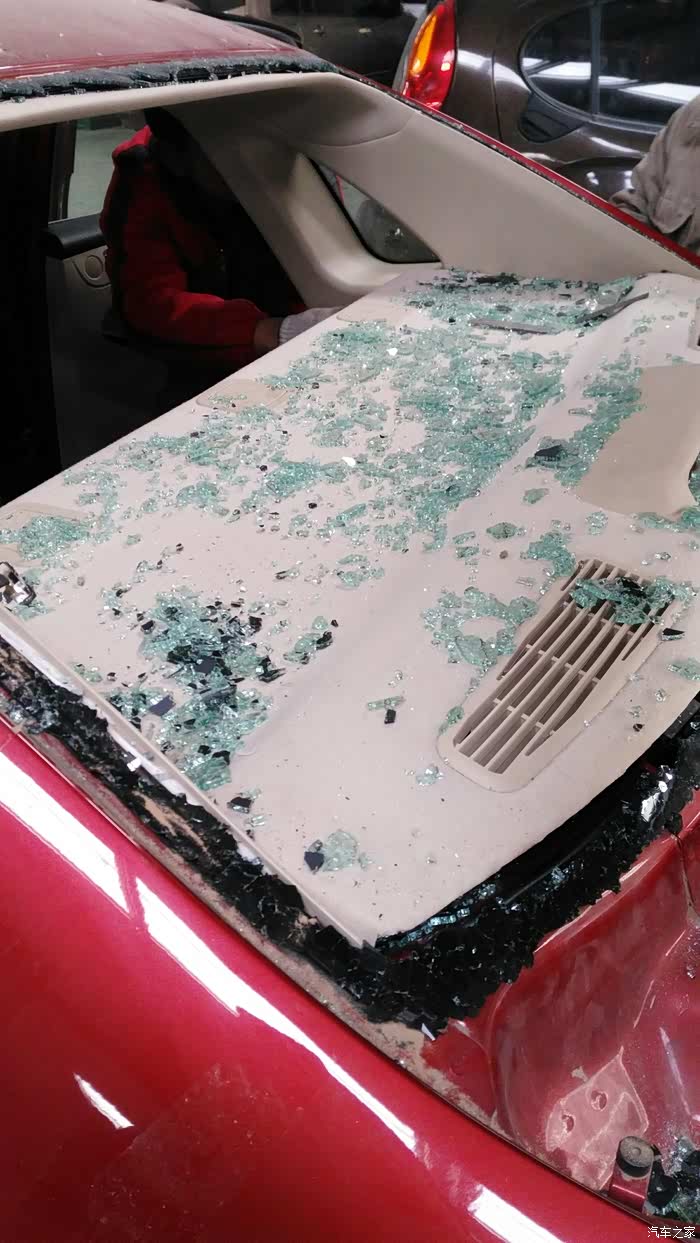 那玻璃小渣子掉到绒布里能赶出来?