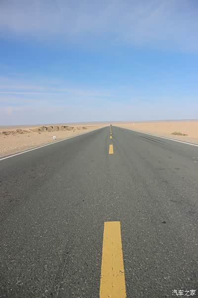 很笔直的一条路通向天边