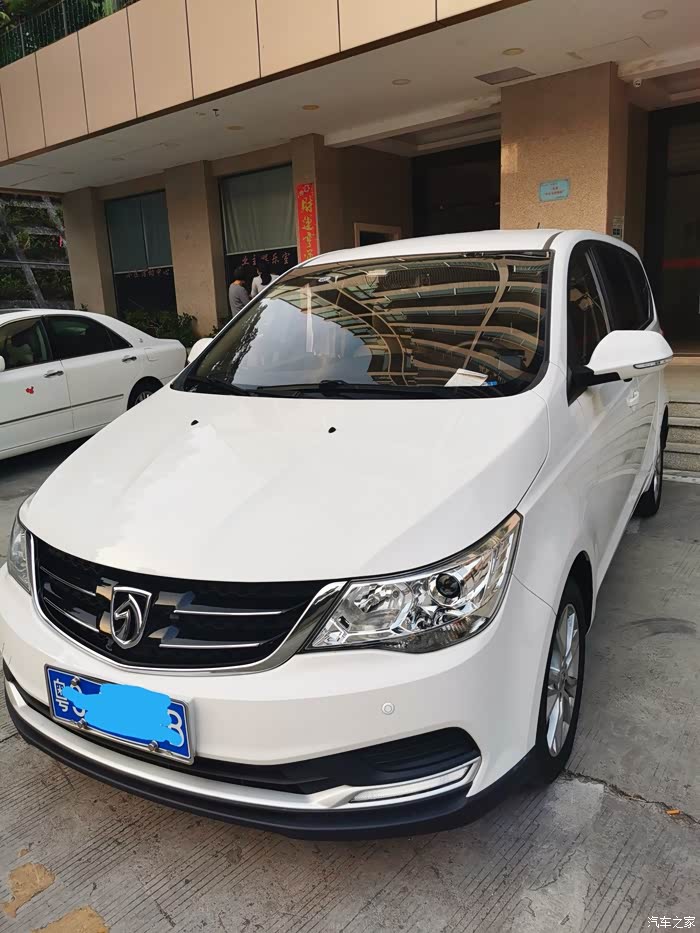 坐标深圳出售白色宝骏730自用车一辆15l个人一手车