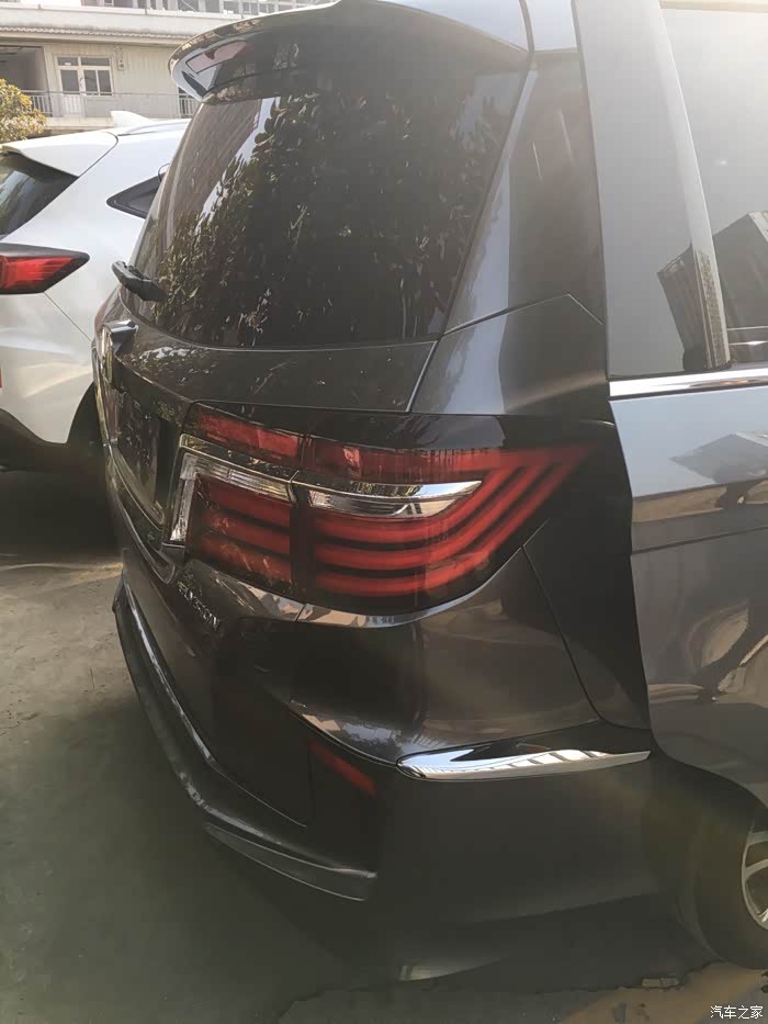 钛金银现车照片