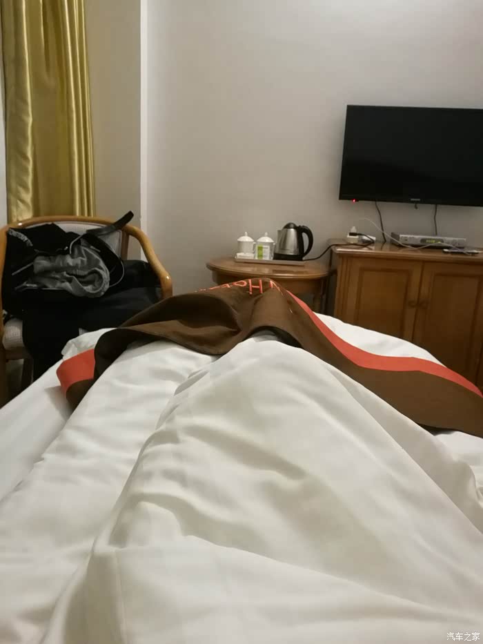 话不说,先开房睡觉.