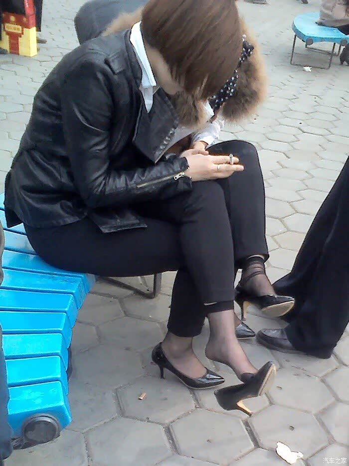 喜欢女人这样挑着高跟鞋