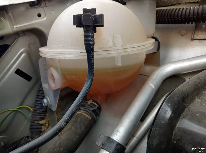 刚拍的防冻液.年半的车,记刚买时,液面比这多