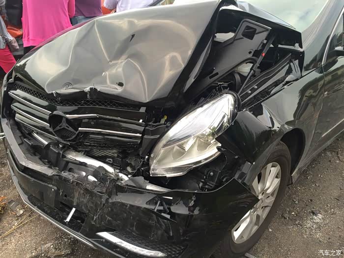 被奔驰r320追尾心痛爱车