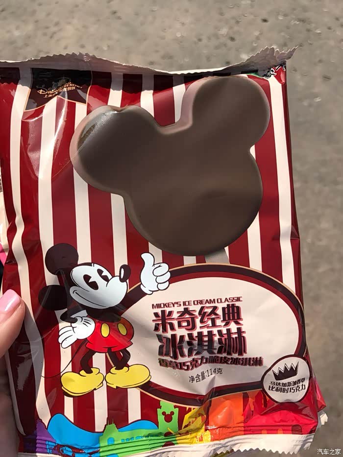 出来后恰好看到大火几乎人手一支米奇雪糕,一支40元.
