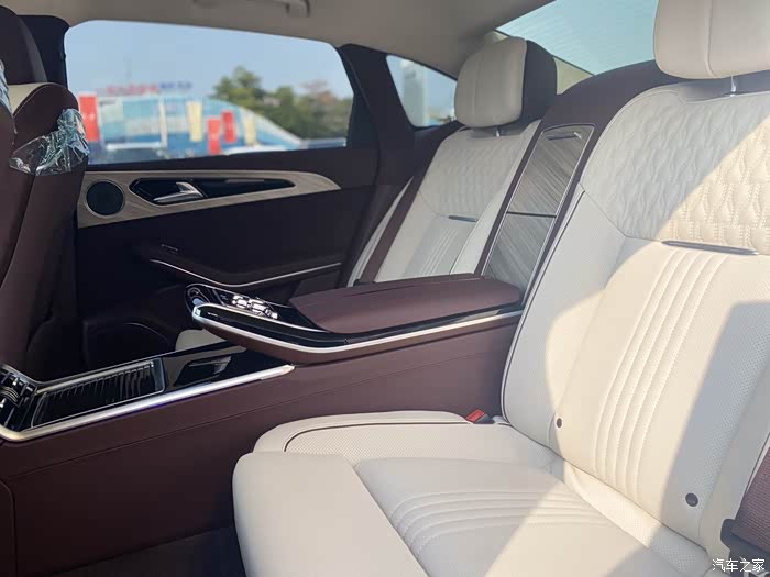 上篇帖说的红旗h9原厂双色车身现在我们看一下双色内饰