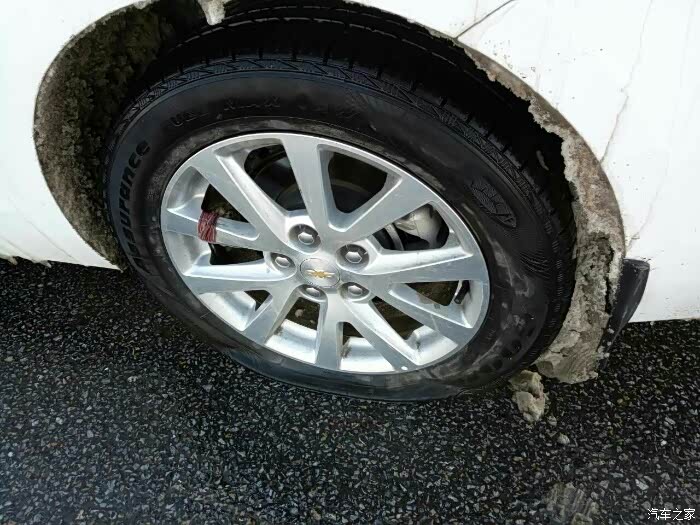 今天下班回家的路上,车胎突然爆胎,吓屎我了!