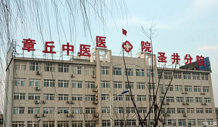 西侧边界路与经路交界口有个章丘中医院圣井分院