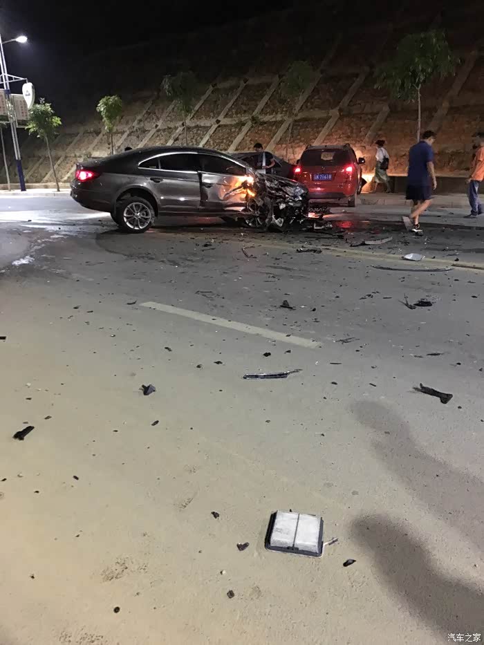 【图】前晚亲眼目睹的cc撞车直接报废_一汽-大众cc论坛_汽车之家论坛