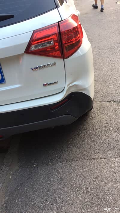 车撞成这样,是走保险还是自己买件换。