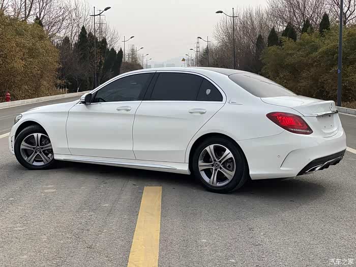 417 | 回复: 0 奔驰c级论坛 这款运动版的白色奔驰,一看就让人喜欢