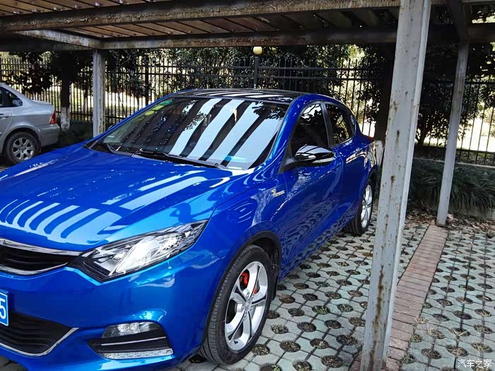 宝石蓝和闪电闪电蓝是不是一样的颜色?