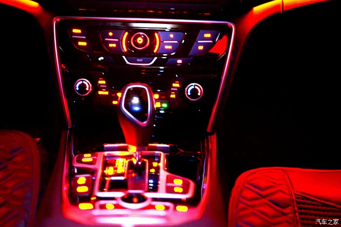 博瑞车内夜间氛围灯照片