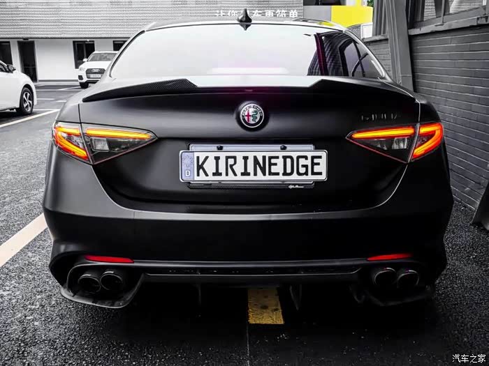 这款阿尔法罗密欧黑色车身特别霸气花瓣式黑色轮毂设计也漂亮