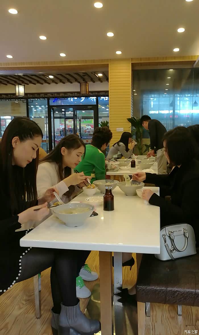 妹子在高速服务区吃饭