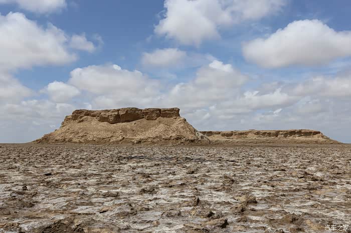 罗布泊湖底的盐壳和雅丹